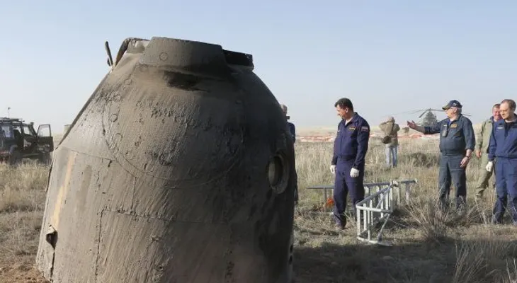 Nave Soyuz llega a la Tierra con tres astronautas a bordo 
