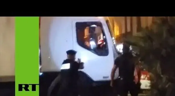 En un nuevo VIDEO se pueda apreciar cuando la Policía embiste camión en Niza y abate al terrorista