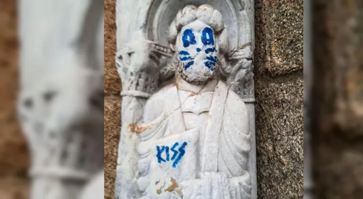 Vandalizan una figura de la catedral de Santiago de Compostela en España como si fuera un integrante de la banda KISS