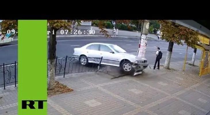 Un escolar se salva dos veces por absoluta casualidad (VIDEO)