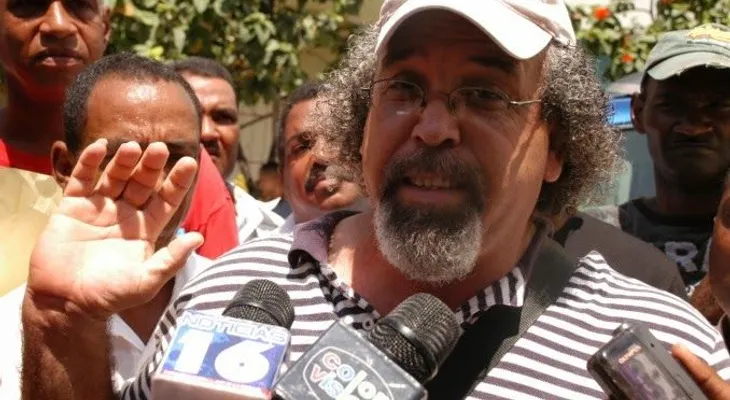 Rogelio da siete vueltas al Congreso para que se derrumbe, porque está llenos de corruptos 