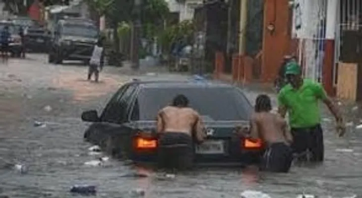 Fuertes aguaceros generan inundaciones y derrumbes en Santiago