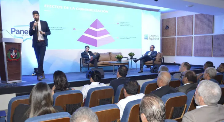 Fundación Equidad presenta libro de abogados argentinos "Criminalización de la política" 