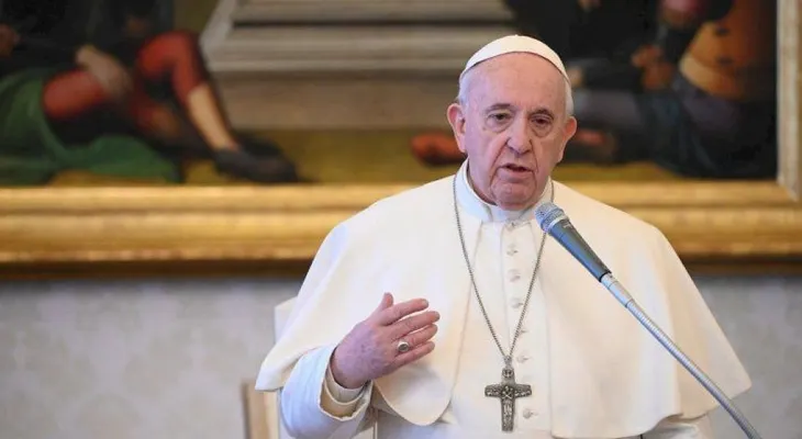 El papa elogia al personal sanitario, "ángeles" al lado de enfermo