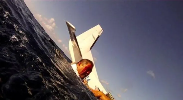 Video insólito: un avión se estrelló en el mar al despegar desde la playa