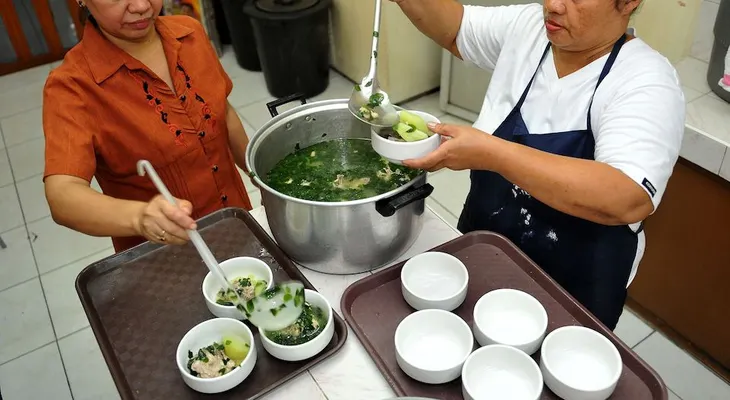 ¿La sopa de pollo realmente ayuda a aliviar el resfriado?