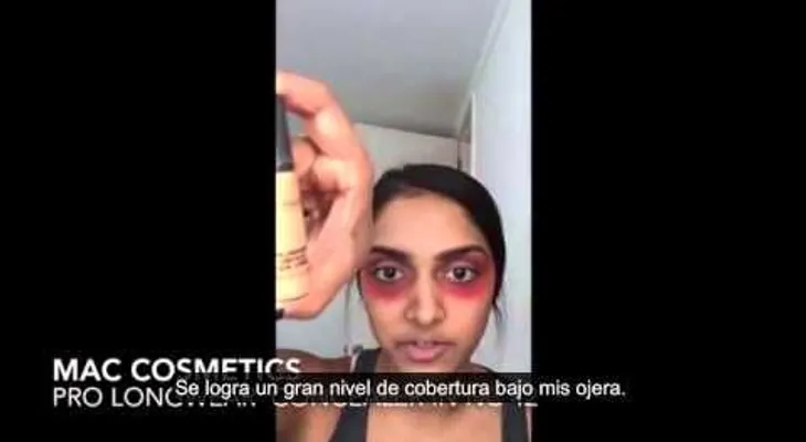Esta chica colocó labial rojo debajo de sus ojos, con un ¡resultado final impactante! (VIDEO)