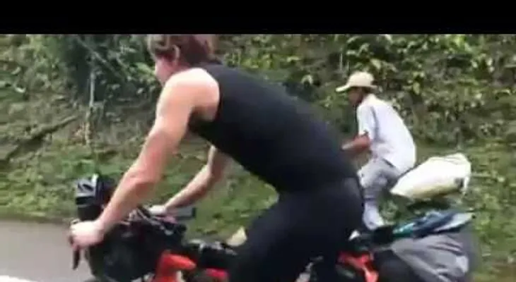 Un anciano campesino deja en ridículo con su bici a dos triatletas en Colombia