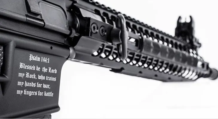 "Bendito sea Dios": EE.UU. vende el primer rifle cristiano
