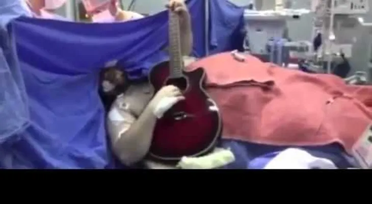 Video: tocó una canción de Los Beatles mientras lo operaban de un tumor cerebral