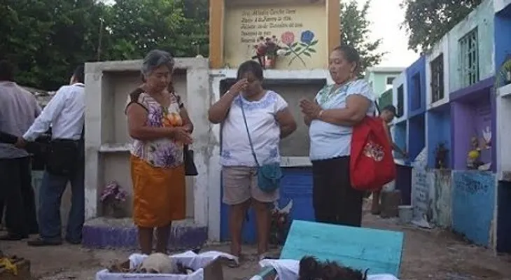 Limpian la tumba y sale el muerto de la caja
