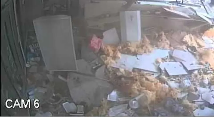 Video: Aterrador, tornado destruye una tienda