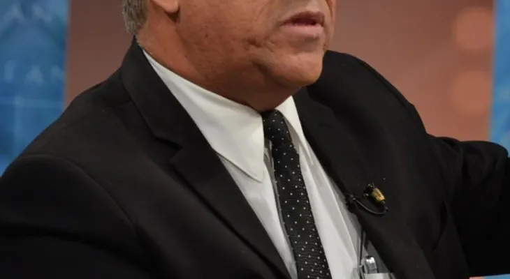 Percival Peña denuncia que le robaron la placa oficial de su carro