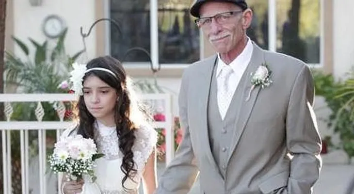 Niña de 11 años camina al altar del brazo de su padre enfermo de cáncer terminal