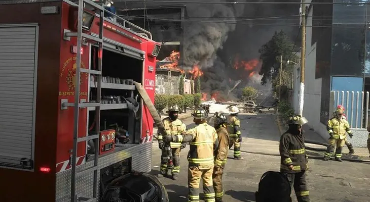 Controlan incendio en bodega de Ciudad de México
