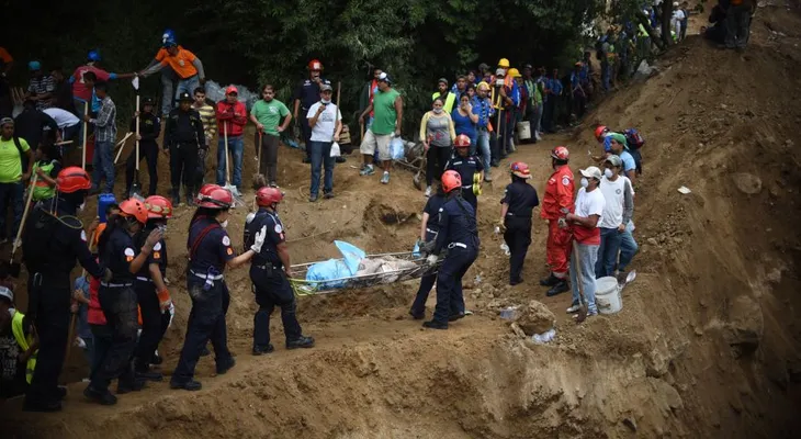 Cuerpos de socorro recuperan decenas de cadáveres por el alud en Guatemala