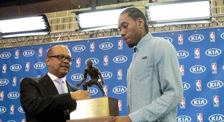 Leonard, premiado como mejor defensa