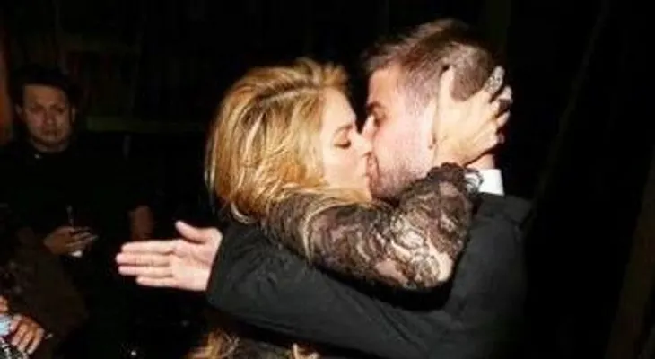 El candente beso de Shakira a Gerard Piqué