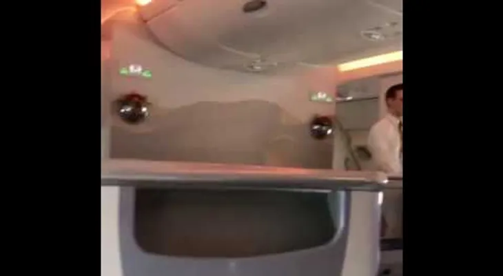 La polémica práctica de las azafatas de Emirates que un pasajero grabó sin querer (VIDEO)