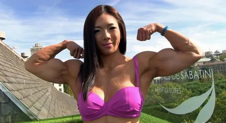 Conoce a esta mujer con la cara de niña y cuerpo de hombre