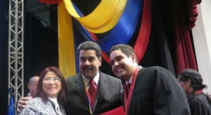Maduro entregó título de economista a su hijo durante acto de graduación de la Unefa (Foto)