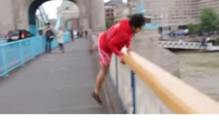 Se tiró de un puente porque se lo pidieron en Twitter 