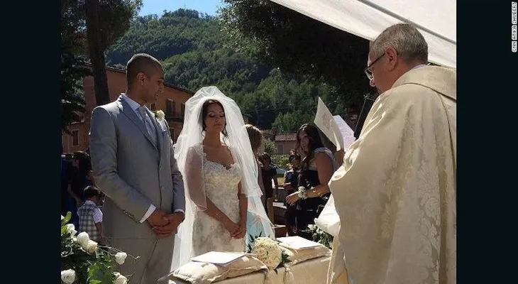 Una boda, en medio de la destrucción por el terremoto, le da esperanza al centro de Italia
