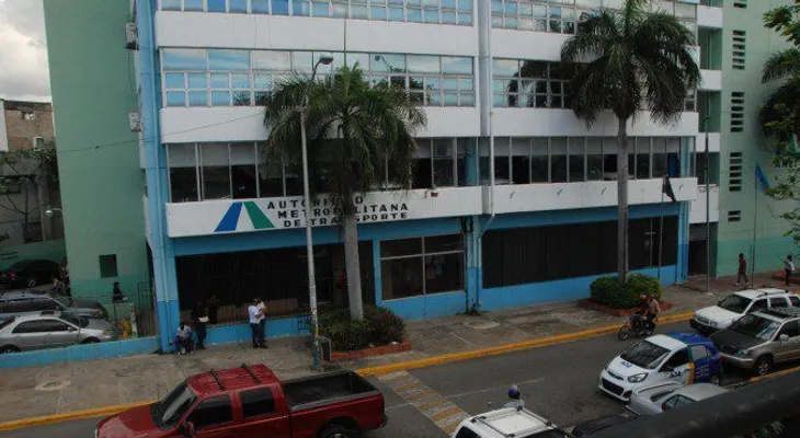 Agentes de Amet hieren chofer que los agredió con un puñal en la Duarte con 27