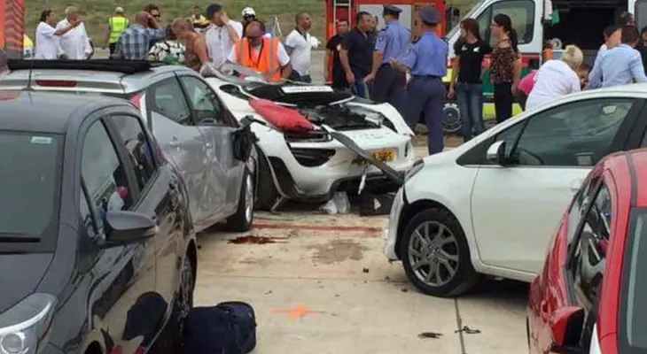 Multimillonario británico habría perdido el control de su auto dejando 26 personas heridas
