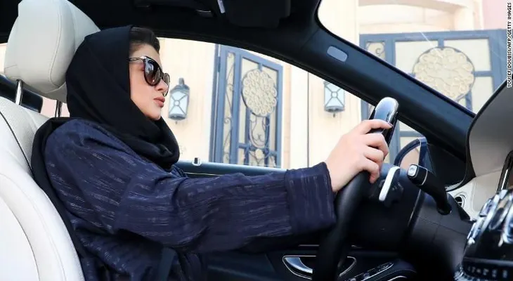 Las mujeres ya pueden conducir en Arabia Saudita tras fin de prohibición