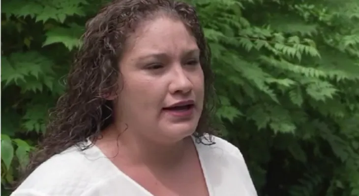 Mujer sale de cirugía hablando ingles con acento británico
