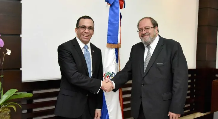 Ministro Andrés Navarro recibe homólogo de Bolivia y reafirman voluntad de impulsar calidad de enseñanza en región