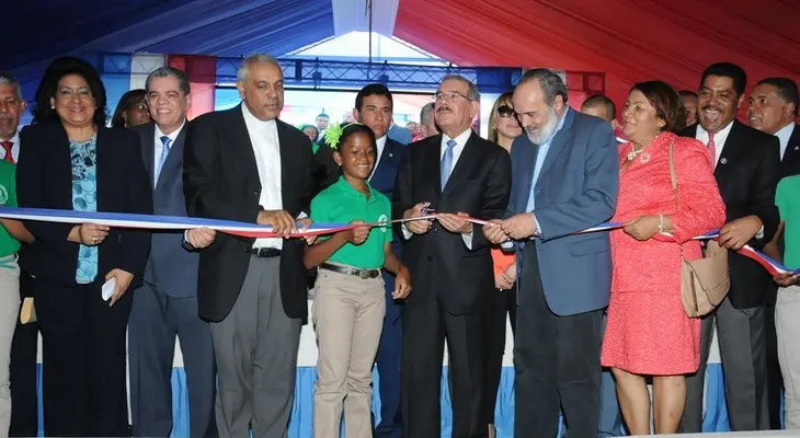 22 escuelas en 15 provincias, inaugurada por el Presidente Medina en forma conjunta