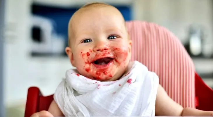 Los bebés que juegan con la comida aprenden más rápido