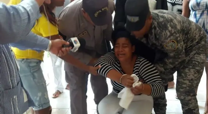 Joven se desploma en llanto pidiendo perdón cuando fue condenada por haber matado a su padre