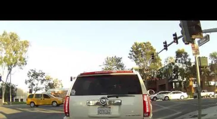Una avioneta aterriza en una carretera con tráfico en California