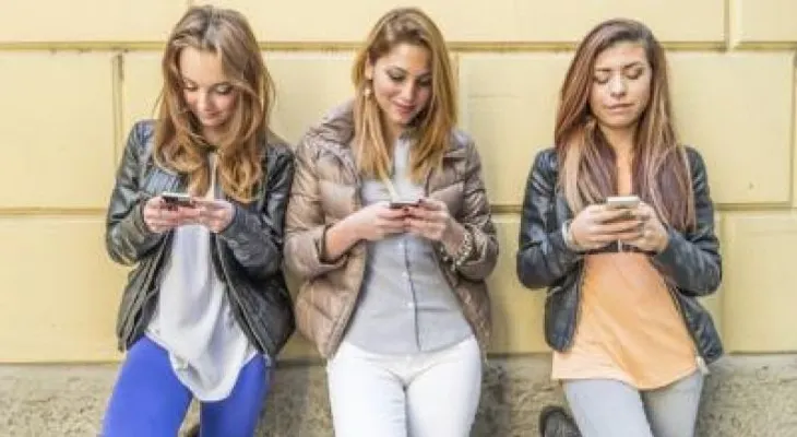 Lo que la adicción al móvil le hace a los jóvenes