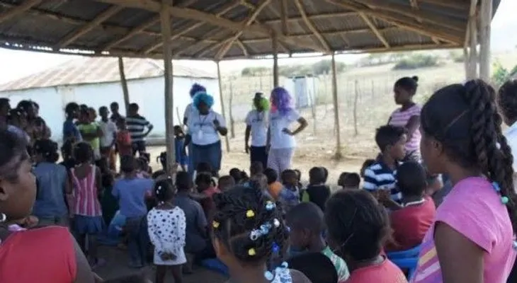 Fundación entrega ropas y alimentos a familias pobres de San Juan