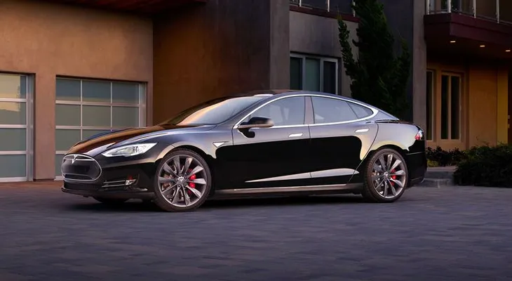 El automóvil Tesla con piloto automático, incorpora dos nuevas capacidades 