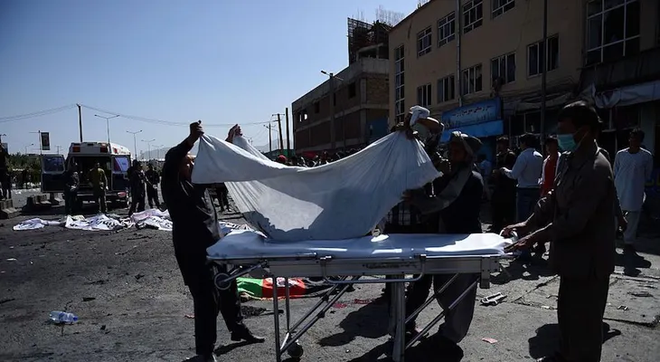 Terroristas suicidas de ISIS masacran a decenas de personas en una manifestación pacífica en Kabul