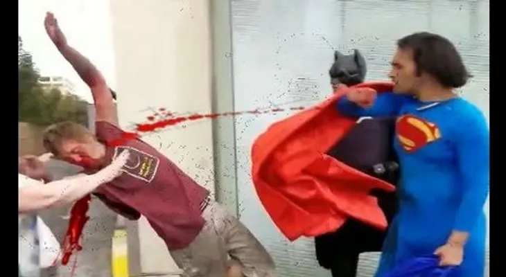 "Superman" le da una paliza a un vagabundo que atacó a "Batman"