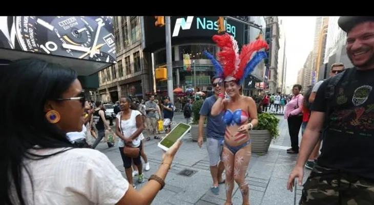 Grupo de mujeres semidesnudas desatan gran lío