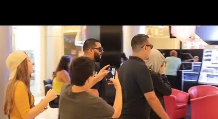 Youtuber Krizz Solano se disfraza de Justin Bieber en centro comercial y engaña a fans