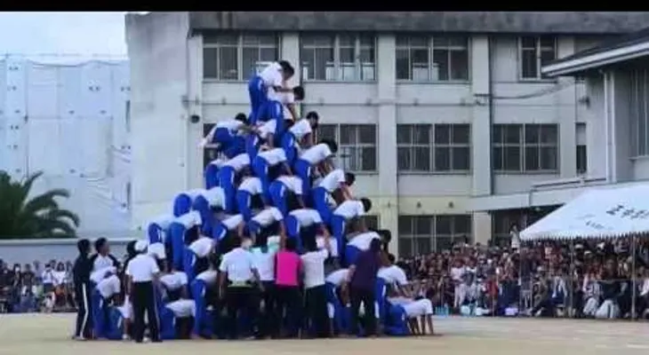4 lesionados por derrumbe pirámide de 150 estudiantes (VIDEO)