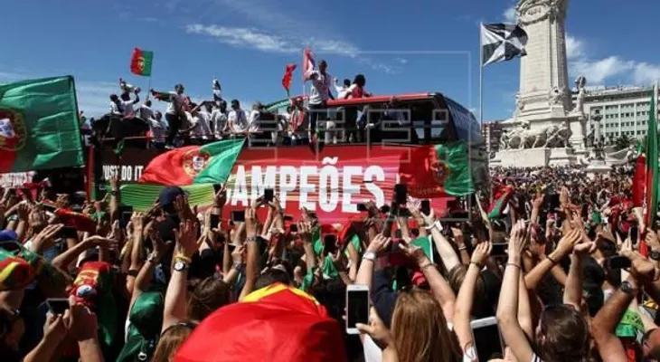 Una multitud aclama en Lisboa a Portugal, la campeona europea