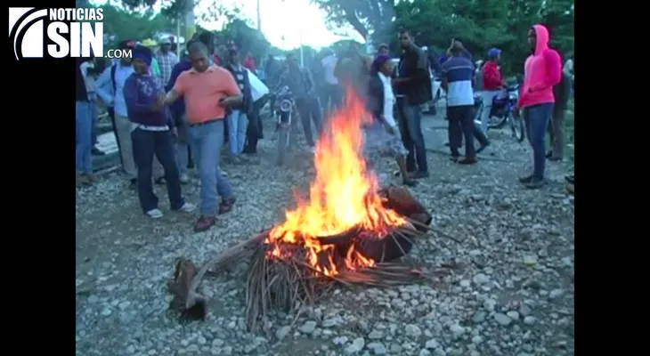 Protestan en demanda de construcción de puente en comunidad de El Cercado