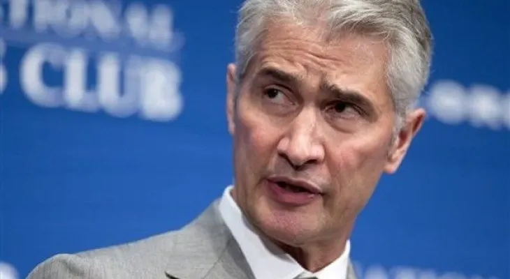 Renuncia el director de United Airlines y nombra a hispano