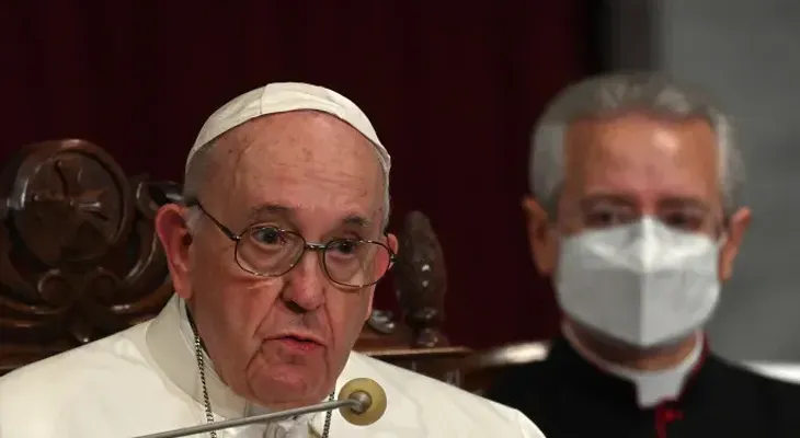 El papa aconseja no aislarse con el teléfono móvil y preservar la armonía familiar 