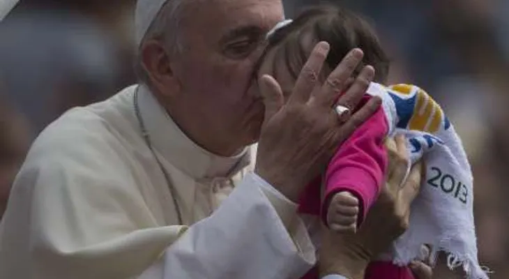 El Papa dice que los niños y los ancianos construyen el futuro de los pueblos