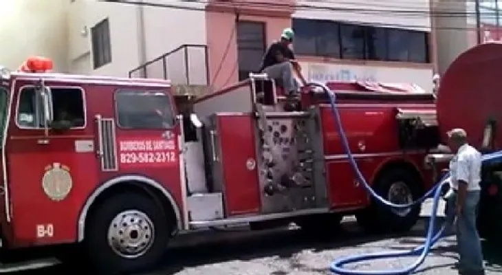 Incendio reduce a cenizas tienda en Plaza Coral de Santiago